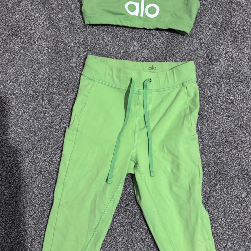 EUC💚ALO YOGA💚APPLE GREEN WORKOUT SET - Picture 6 of 16